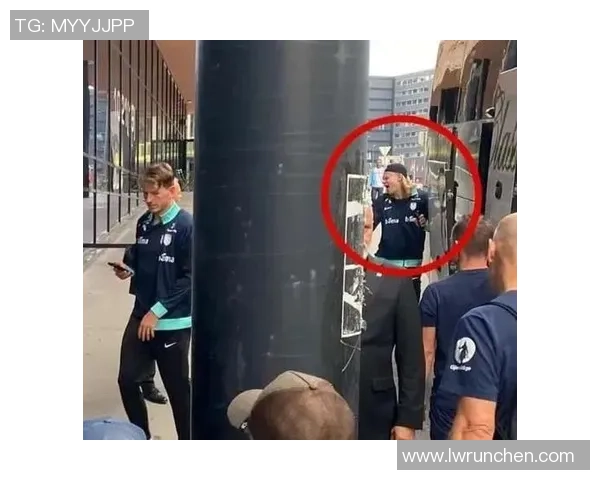 曼城足球球星近期夜店出行引发关注社交媒体热议