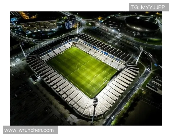 足球巨星面孔组合再现绿茵场传奇魅力，凝聚足球历史辉煌瞬间